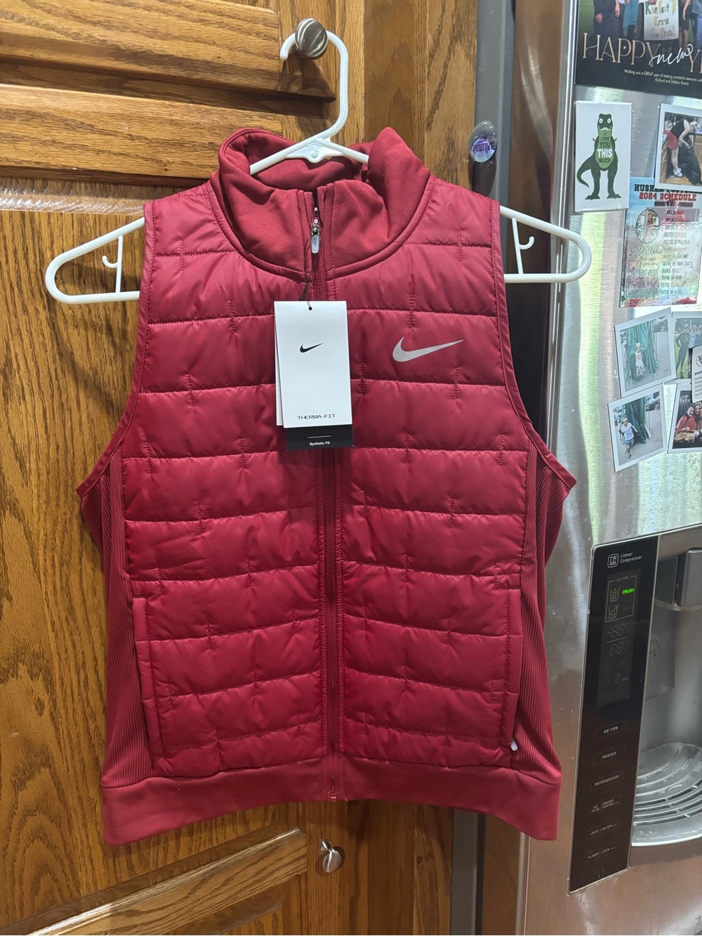 NWT Nike THERMA-FIT Synthetic Fill  Pomegranate Women’s Running Vest Size Small - Picture 3 of 11
